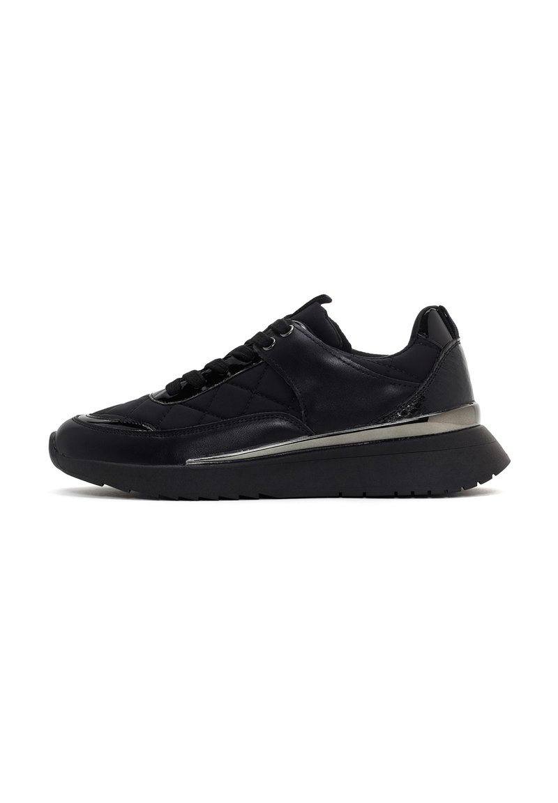 Sneaker nera con un design in pelle trapuntata, dettagli metallici, punta rotonda, chiusura con lacci e suola in gomma spessa. Stile minimalista.