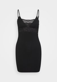 Svart slipklänning i mjukt tyg, med spetsdetaljer vid halsringningen och en figurnära silhuett. Justerbara spaghettistroppar.