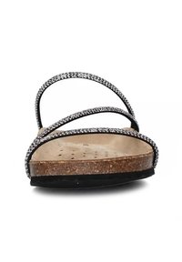 Sandalia negra con tres tiras brillantes, plantilla de corcho, suela texturizada y una silueta suave. Diseño plano, adecuado para uso casual.