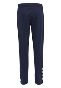 Pantaloni tuta blu navy con una cintura elastica, caratterizzati da dettagli a strisce bianche diagonali sulle gambe inferiori. Materiale in cotone morbido.