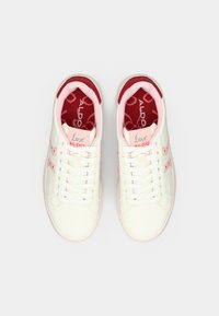 Paire de baskets ALDO blanches et roses avec lacets, semelles intérieures rouges et texte "love ALDO" sur la languette, vues de dessus sur un fond blanc.