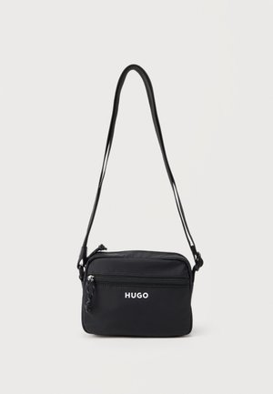 Schwarze rechteckige Umhängetasche mit vorderer Reißverschlusstasche, "HUGO"-Logo und verstellbarem Riemen vor weißem Hintergrund.