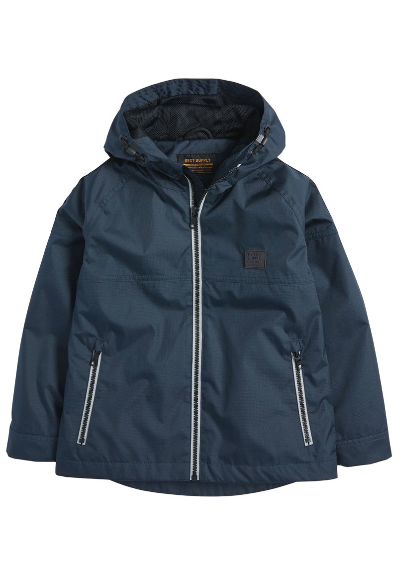Veste imperméable bleu marine avec capuche, fermeture éclair à l'avant et deux poches latérales zippées. Présente un tissu texturé avec un patch logo.