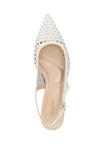 Witte geweven slingback schoen met een puntige neus, een gladde binnenvoering en een kleine decoratieve gesp op de band. Dune London merk zichtbaar.