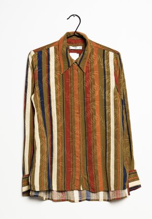 Mehrfarbig gestreiftes Hemd mit horizontalen und vertikalen Mustern in Grüntönen, Orange, Creme und Blau; lange Ärmel und spitzem Kragen.