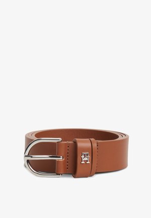 Cinturón de cuero marrón con hebilla metálica plateada y un lazo con un pequeño logo plateado "TH", enrollado sobre un fondo blanco.