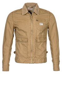 Kaki zip-jacka i bomull med två framfickor och en patchficka på bröstet. Har krage och sydda detaljer.