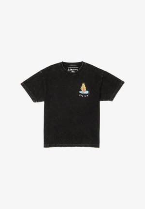 Czarny t-shirt z krótkim rękawem, ozdobiony kolorową grafiką płomieni i wody oraz napisem „VOLCOM”. Wykonany z miękkiego materiału o zgaszonym wykończeniu.