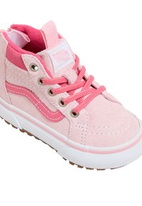 Zapatilla alta Vans de color rosa con textura de ante, franjas y cordones en un rosa más oscuro, suela de goma blanca y el logo "Off The Wall" en la lengüeta.