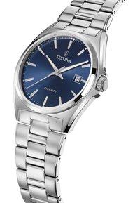 Quarz-Uhr mit einem Gehäuse und Armband aus rostfreiem Stahl. Das blaue Zifferblatt verfügt über silberne Stundenmarkierungen, ein Datumsfenster und zwei schlanke Zeiger.