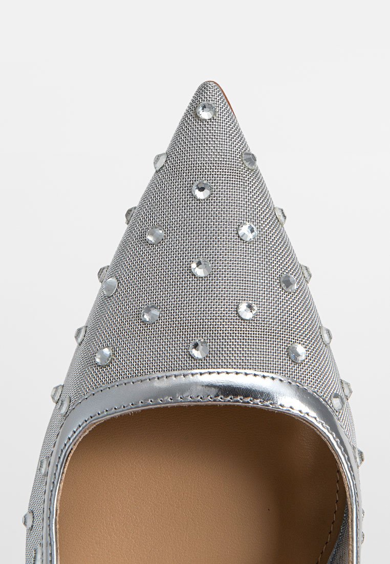 Scarpa con tacco alto argentata a punta, con tomaia in rete decorata da piccoli strass trasparenti sparsi.