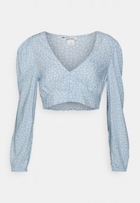 Camisa curta azul-clara com mangas longas e bufantes, apresentando um decote em V profundo e um pequeno padrão floral, finalizada com fecho de botão na frente.