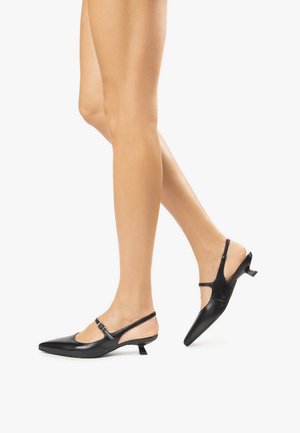 Czarne buty typu slingback z ostro zakończonym noskiem, niskim obcasem kitten heel, wykonane z materiału skórzanego, z cienkim paskiem na kostce zapewniającym pewne dopasowanie.