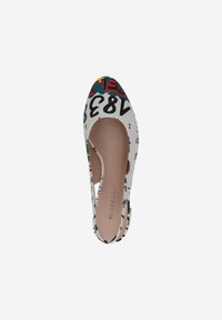 Scarpa piatta bianca con punta arrotondata, caratterizzata da numeri e lettere stampati colorati. Svuotata ai lati e con una texture interna liscia. Nome del marchio visibile.