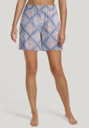 Shorts à motifs bleu et blanc présentant un design en losanges avec des accents rouges, taille élastique et coupe décontractée. Texture de tissu douce.