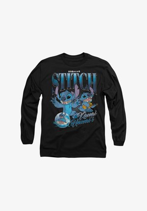 Schwarzes Langarmshirt mit einem grafischen Druck eines blauen Cartoon-Charakters, "Stitch", und Text, der "Kawaii" und "Hawai'i" in Blau und Weiß zeigt.
