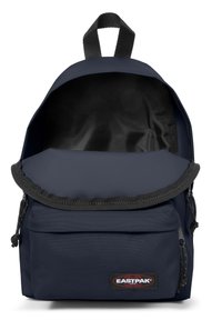 Marineblaue Eastpak-Tasche aus strukturiertem Stoff. Verfügt über einen oberen Tragegriff, eine Reißverschluss-Fronttasche und ein geräumiges Innenfach mit glatter Fütterung.