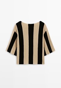 Haut en maille avec de larges rayures verticales noires et beiges, encolure bateau et manches trois quarts, posé à plat sur fond blanc.