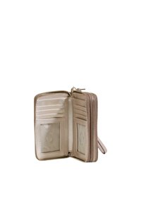 Portafoglio zip-around con un morbido esterno beige, dotato di più scomparti per carte, finestre trasparenti per documenti d'identità e dettagli in hardware dorato.