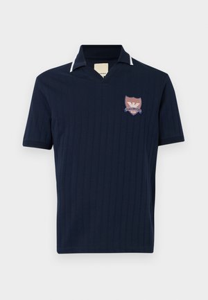 Marineblauw poloshirt met korte mouwen en een geribbelde structuur, V-hals met witte bies en een bruin-blauw Emporio Armani Club-logo op de borst.