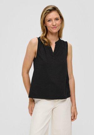 Haut sans manches noir avec un décolleté en V et de subtils plis aux épaules, fabriqué à partir d'un tissu léger et doux.