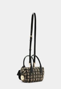 Piccola borsa rettangolare in tessuto stampato con accenti in pelle nera, due manici e una tracolla regolabile e rimovibile. Dettagli in hardware dorato.