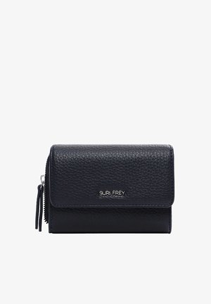 Zwart gestructureerd leren portemonnee met ritssluiting en klep, met zilveren "Suri Frey" logo aan de voorkant.