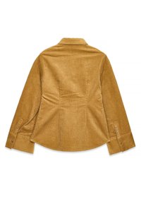 Rjava kordna srajca z dolgimi rokavi, ovratnikom in zapenjanjem na manšetah. Tkanina ima vertikalne rebrice in rahlo strukturiran dizajn.