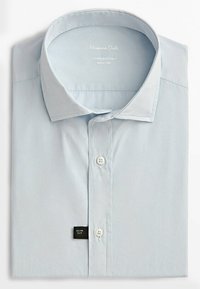 Camicia piegata azzurro chiaro in cotone premium, con colletto classico, bottoni bianchi e un'etichetta nera "Slim Fit" sul lato.