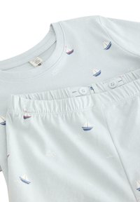 Set di pigiama in cotone azzurro chiaro composto da una maglietta a maniche corte e pantaloni con vita elastica, entrambi decorati con un piccolo motivo di barche.