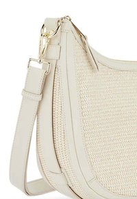 Crème-kleurige schoudertas van geweven stof en glad faux leer. Voorzien van gouden hardware en een verstelbare strap.