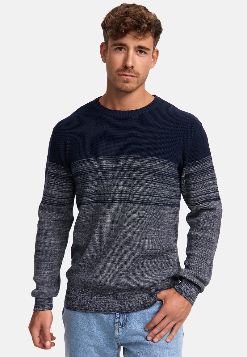 Marineblauer Strickpullover mit einem strukturierten oberen Abschnitt, der allmählich zu einem helleren Strickmuster übergeht. Rundhalsausschnitt und lange Ärmel.