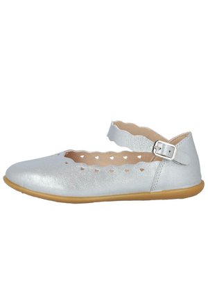 Bailarina de cuero plateado con bordes ondulados y patrones de corazones recortados. Presenta una correa ajustable con hebilla y una suela de goma flexible.