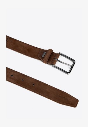 Hnědý zamšelý pásek s matnou černou kovovou sponou, s pěti nastavovacími otvory a hladkým, jemným povrchem. Obsahuje štítek se jménem "Witt Chen."