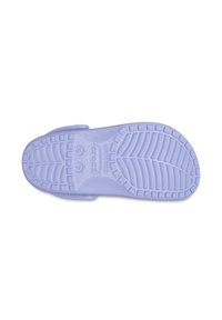 Sandale Crocs lilas avec une semelle en caoutchouc texturée présentant un motif mixte de crêtes et de carrés, affichant les marquages de taille et le logo de la marque.