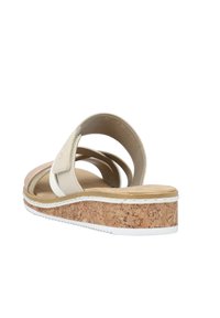 Kurkzolen sandalen met beige banden, met een gladde textuur en open ontwerp. De hak is ongeveer vijf centimeter hoog.