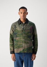Scotch & Soda PHOTO PRINTED COACH JACKET - Suvejakk - khaki