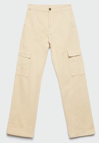 Pantalones cargo beige con dos grandes bolsillos laterales con solapa, trabillas para cinturón, bolsillos delanteros, cierre de botones y corte recto en las piernas.