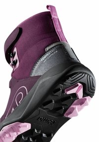 Wodoodporne fioletowe buty trekkingowe wyposażone są w teksturowaną czarną gumową podeszwę z różowymi akcentami oraz wzmocnioną cholewkę z metalowymi elementami.