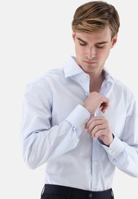 Hellblau-weiß gestreiftes Hemd mit Knopfkragen, langen Ärmeln und geknöpften Manschetten, gefertigt aus einem glatten, atmungsaktiven Stoff.