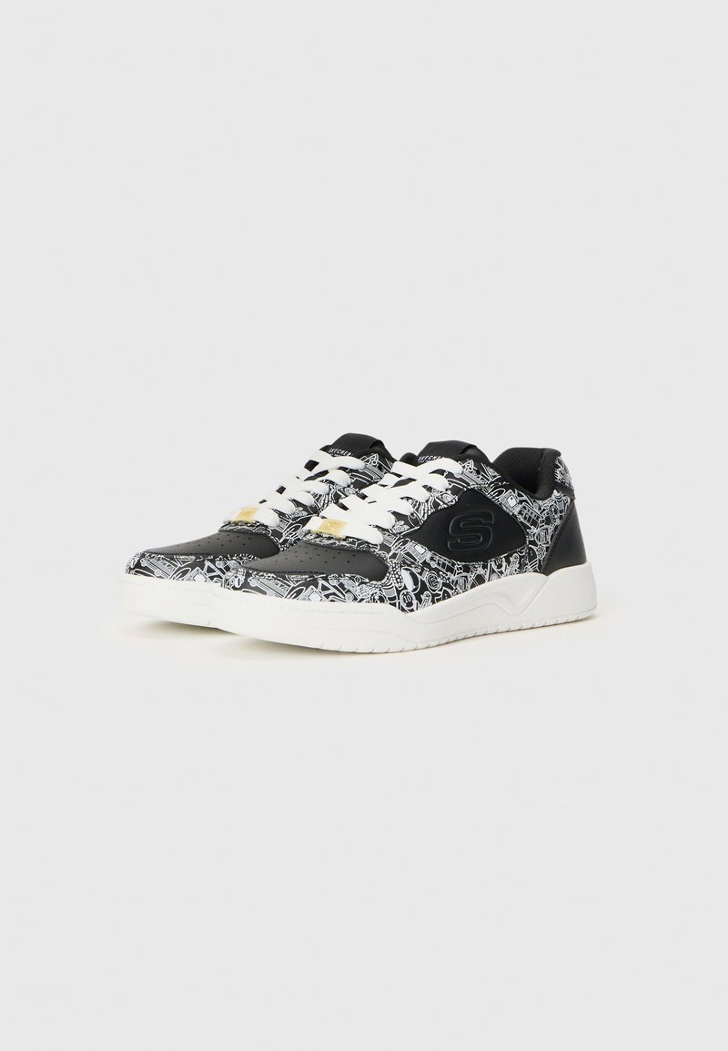 Baskets à motifs noir et blanc avec des lacets blancs et un logo noir sur le côté, sur fond blanc uni.