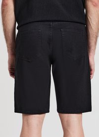Shorts in denim nero caratterizzati da un taglio dritto, quattro tasche e una finitura classica, con una texture liscia e un orlo pulito.
