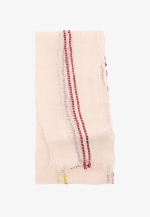 Jasno beżowa tkanina tkana z czerwonymi i żółtymi paskami, charakteryzująca się teksturowaną powierzchnią i frędzlami na krawędziach. Prostokątny kształt, miękki materiał.