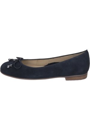 Marineblaue Wildleder-Balletschuhe mit runder Zehenpartie, Bänderdetail und metallischen Akzenten. Flacher Absatz mit glatter Außentextur.