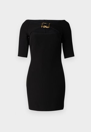 Sort kjole med off-shoulder design, korte ærmer, udsnit foran, guld hardware detaljer og lynlås i ryggen. Glat stofstruktur.