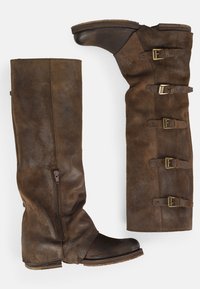 Hnědé kožené vysoké boty po kolena s hladkým povrchem. Mají boční zip a tři zlaté přezky na vnější straně pro nastavení.