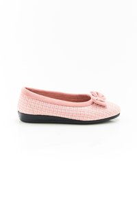 Scarpa piatta rosa con un tessuto intrecciato e testurizzato e un cinturino a fiocco sulla punta. Fodera interna morbida e suola in gomma nera flessibile.