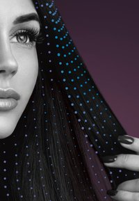 Gros plan d'une femme aux longs cheveux foncés, tenant une mèche, avec des points bleus superposés sur les cheveux sur un fond violet.