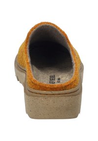 Oranžová plstěná bačkora se šedým interiérem, má kulatý otvor, silnou béžovou podrážku a viditelné švy na horním okraji.