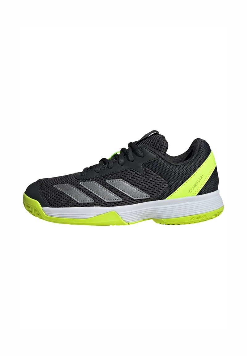 Chaussure de sport noire avec tige en mesh, accents argentés et détails en vert fluo. Dispose d'une semelle rembourrée et d'un embout texturé pour une meilleure adhérence.